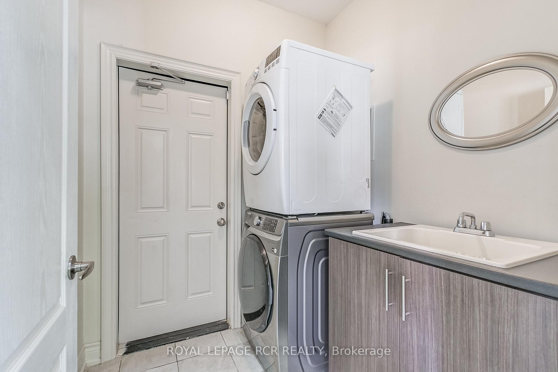 









1


Silver Charm

Drive,
East Gwillimbury,




ON
L9N 0S5

