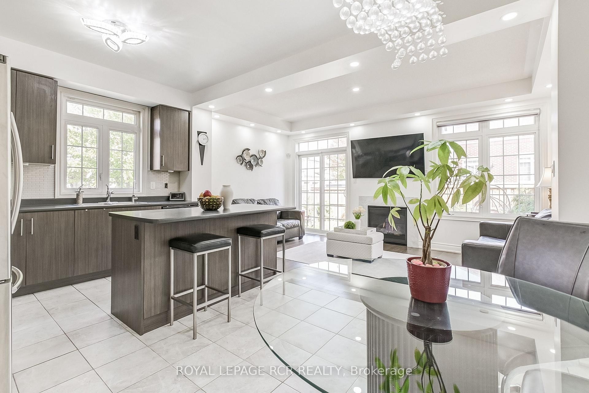 









1


Silver Charm

Drive,
East Gwillimbury,




ON
L9N 0S5

