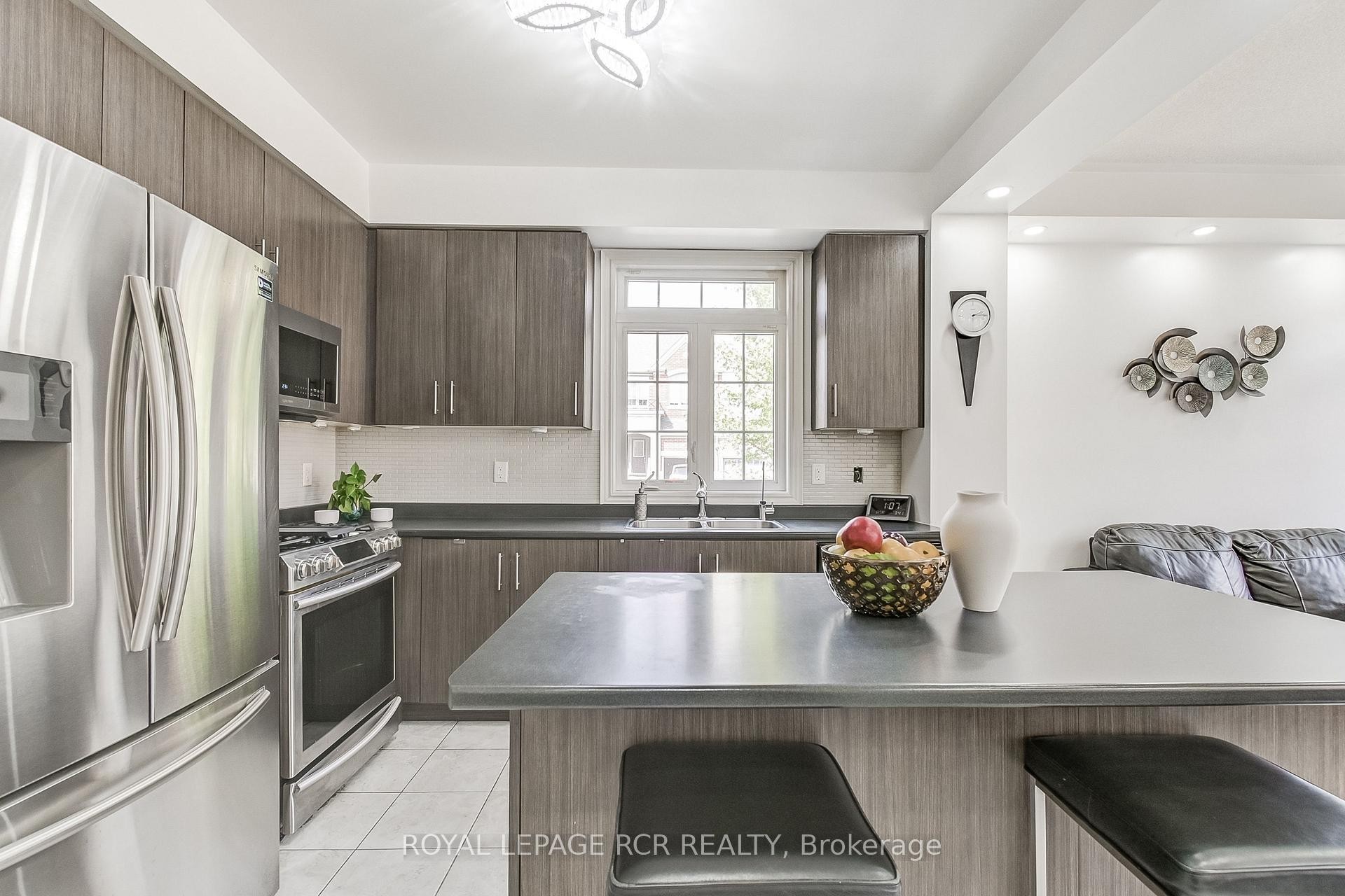 









1


Silver Charm

Drive,
East Gwillimbury,




ON
L9N 0S5

