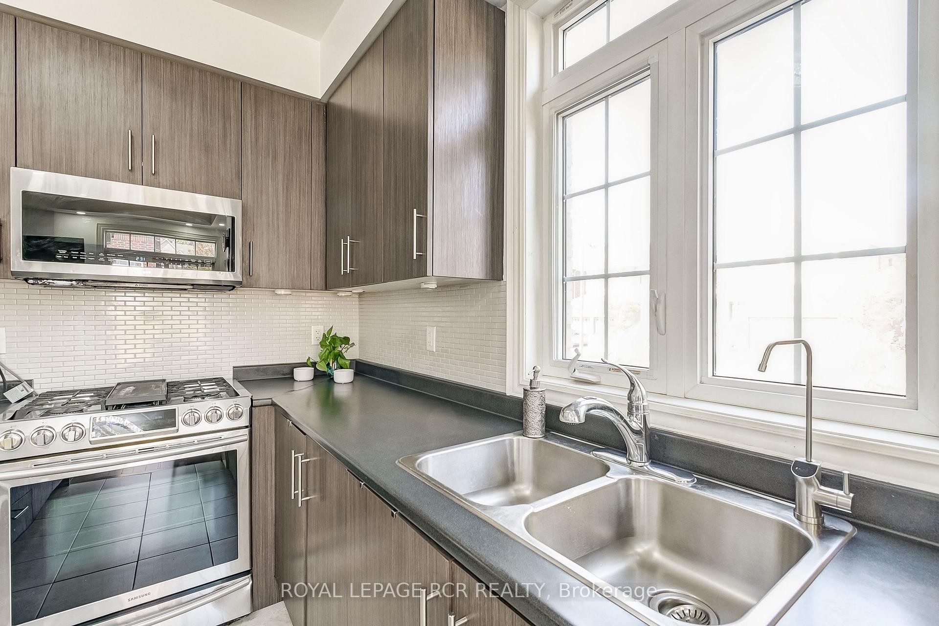 









1


Silver Charm

Drive,
East Gwillimbury,




ON
L9N 0S5

