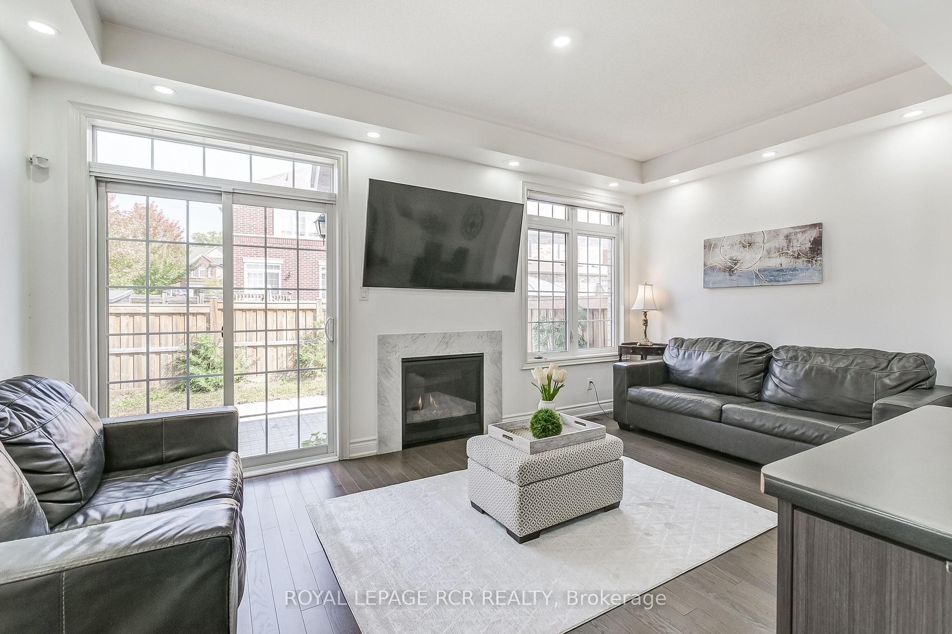 









1


Silver Charm

Drive,
East Gwillimbury,




ON
L9N 0S5

