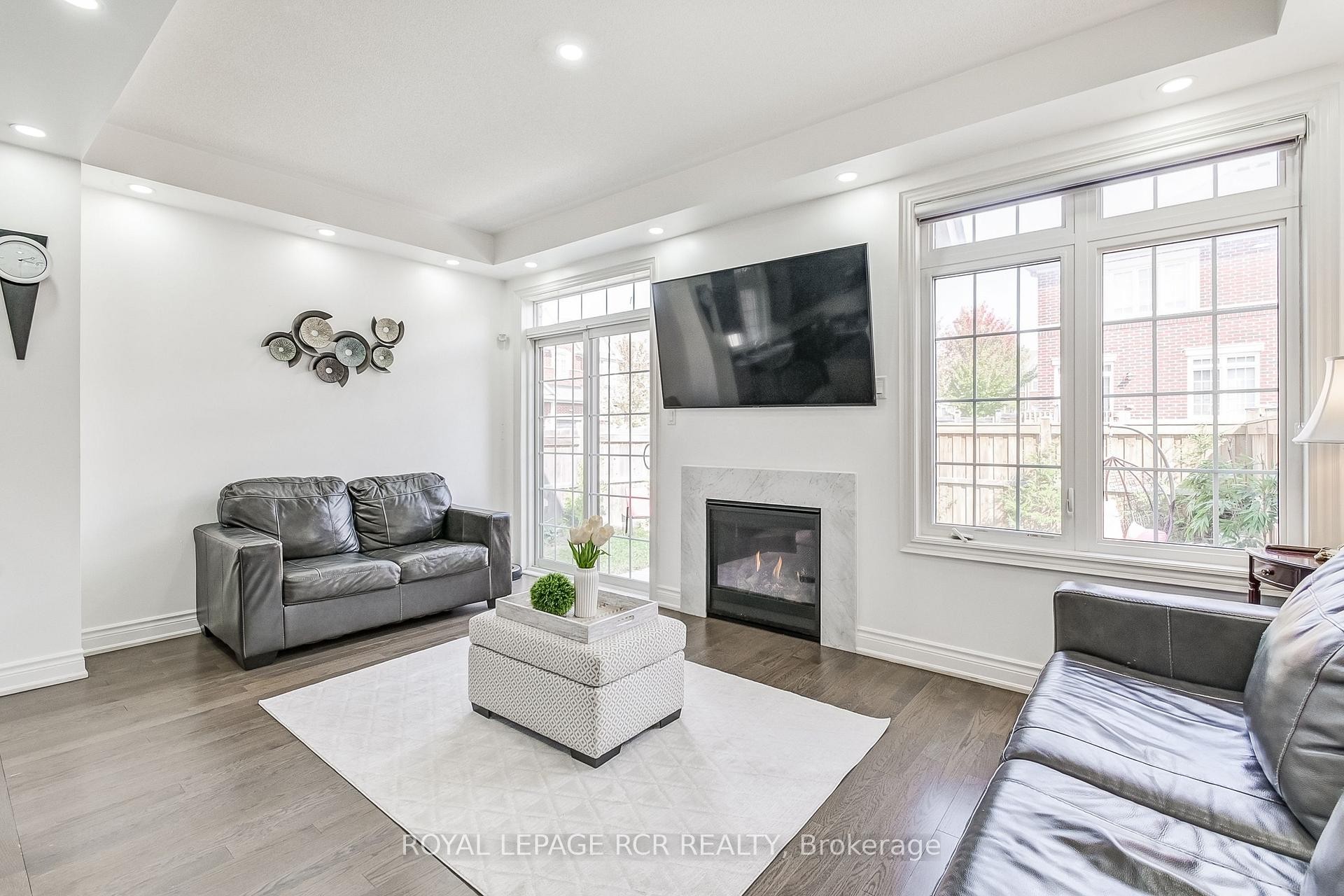 









1


Silver Charm

Drive,
East Gwillimbury,




ON
L9N 0S5

