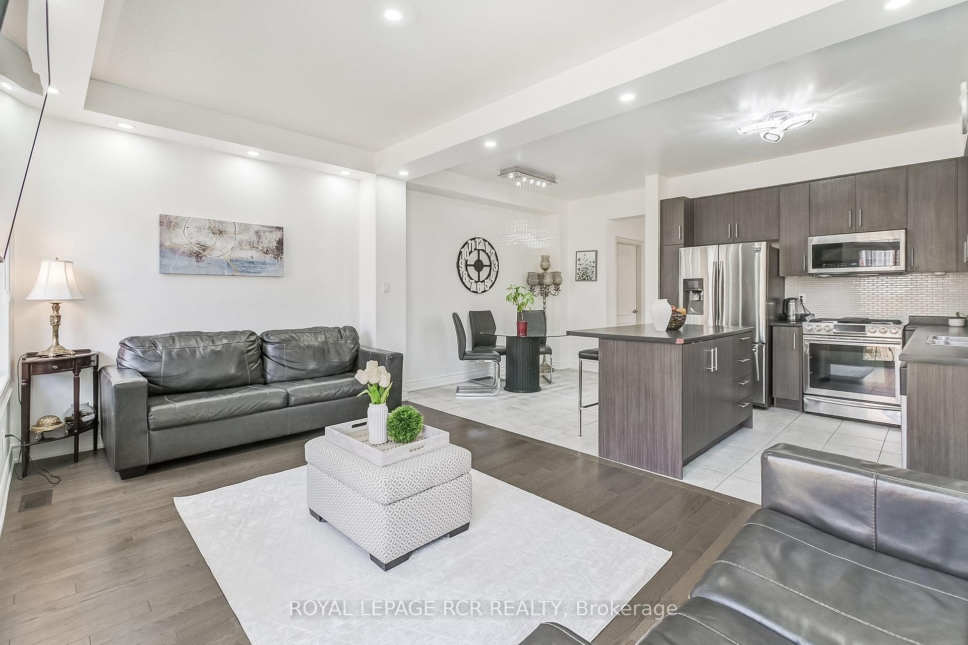 









1


Silver Charm

Drive,
East Gwillimbury,




ON
L9N 0S5

