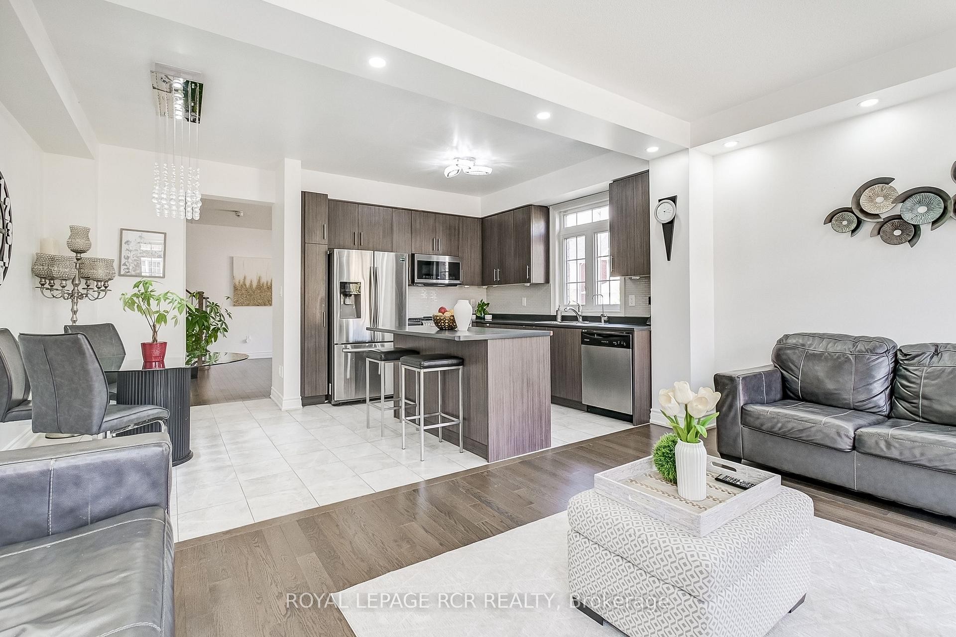 









1


Silver Charm

Drive,
East Gwillimbury,




ON
L9N 0S5

