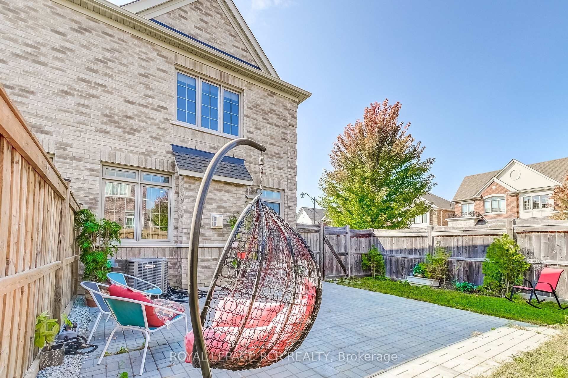 









1


Silver Charm

Drive,
East Gwillimbury,




ON
L9N 0S5

