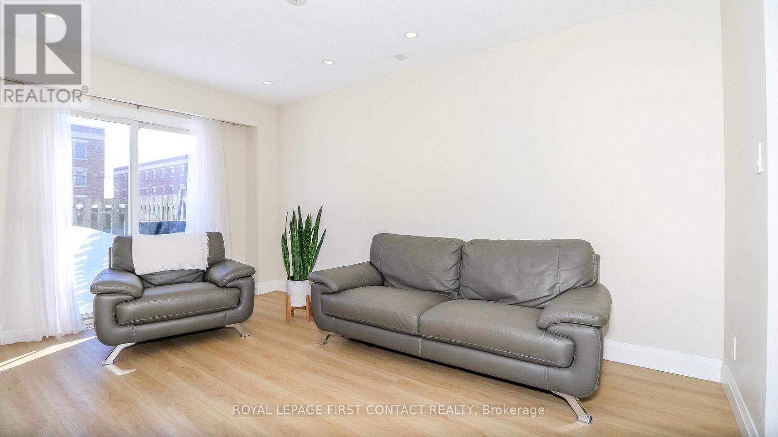 












UNIT #10 - 261 ROSE STREET

,
Barrie,




Ontario
L4M2V3

