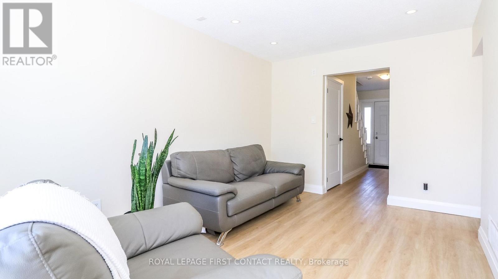 












UNIT #10 - 261 ROSE STREET

,
Barrie,




Ontario
L4M2V3

