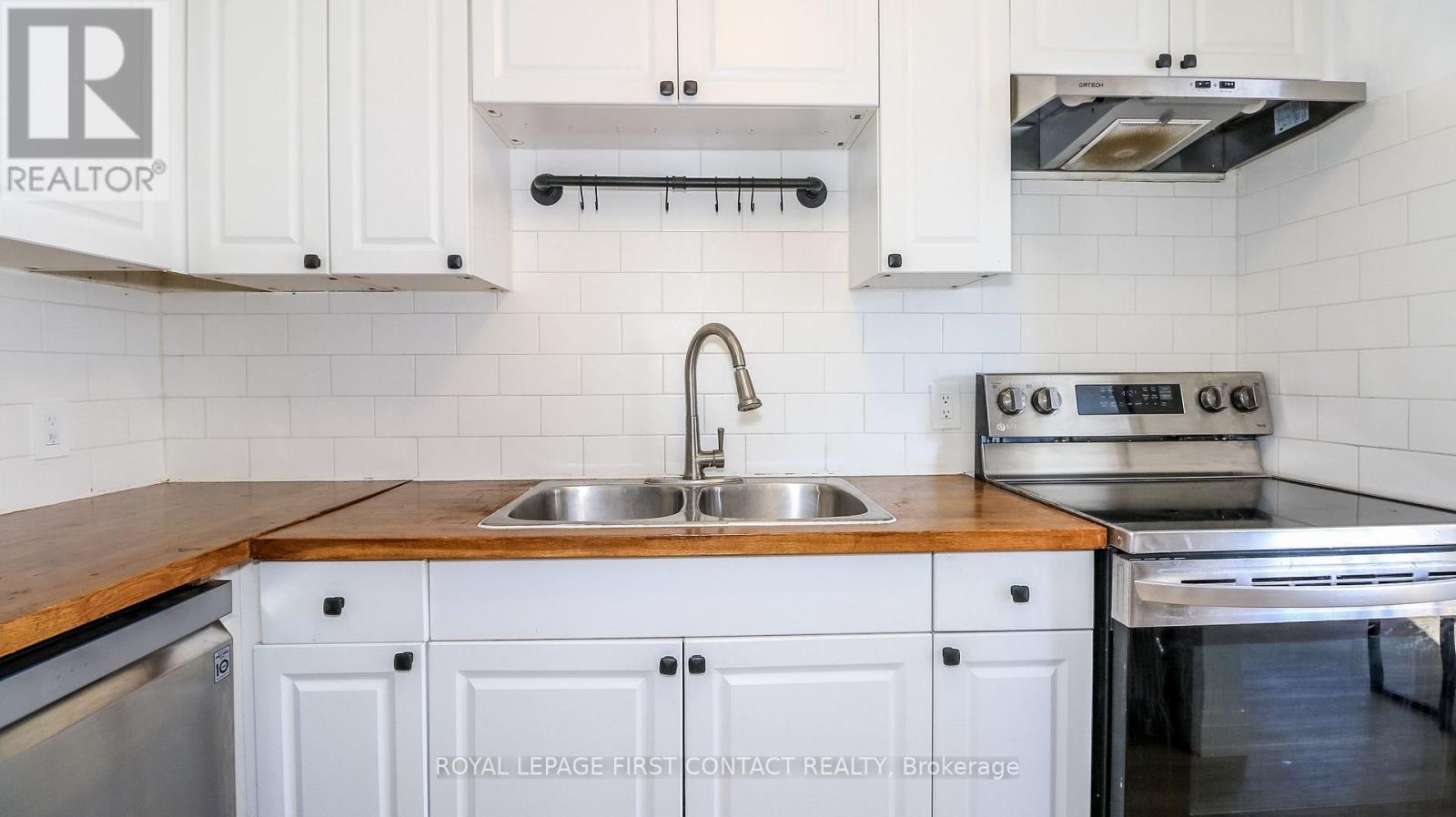 












UNIT #10 - 261 ROSE STREET

,
Barrie,




Ontario
L4M2V3

