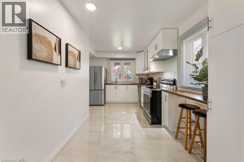 












161 RIVERVIEW Street

,
Oakville,




Ontario
L6L5S2

