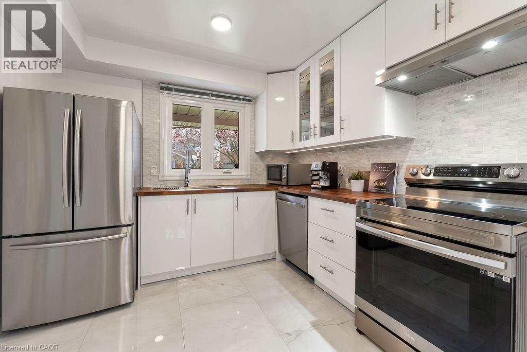 












161 RIVERVIEW Street

,
Oakville,




Ontario
L6L5S2

