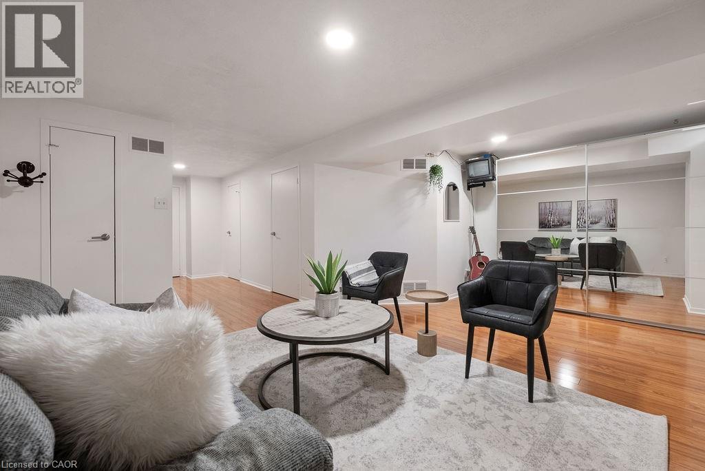 












161 RIVERVIEW Street

,
Oakville,




Ontario
L6L5S2

