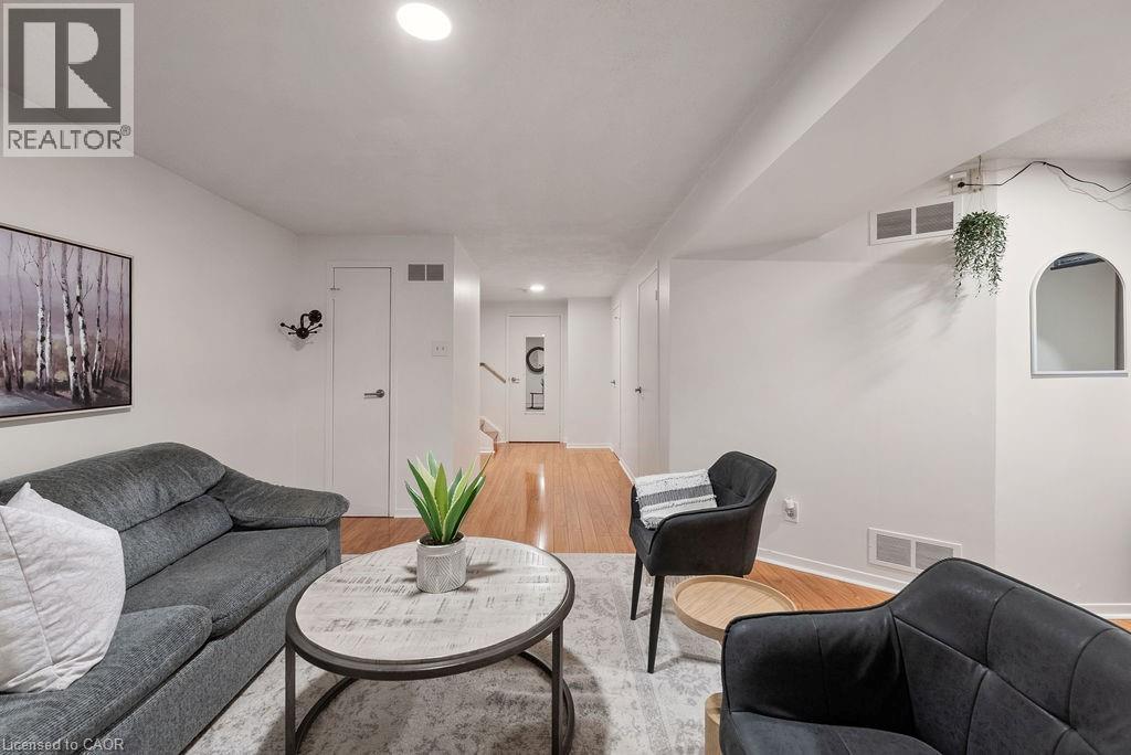 












161 RIVERVIEW Street

,
Oakville,




Ontario
L6L5S2

