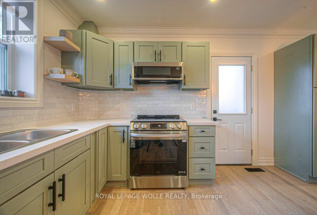 












30 DUNBAR ROAD S

,
Waterloo,




Ontario
N2L2E3

