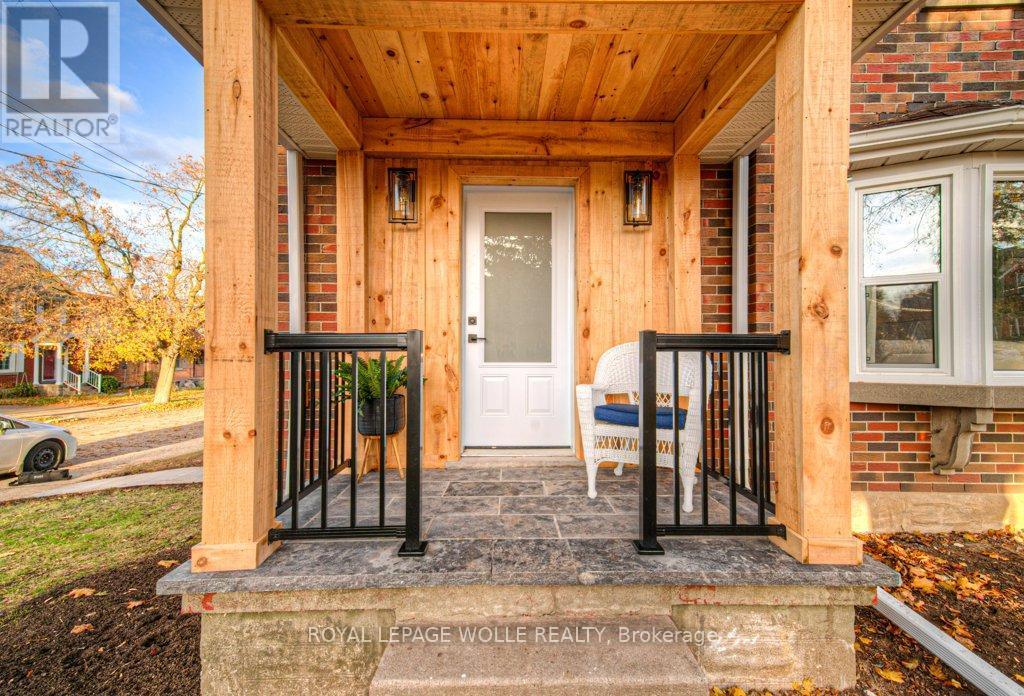 












30 DUNBAR ROAD S

,
Waterloo,




Ontario
N2L2E3

