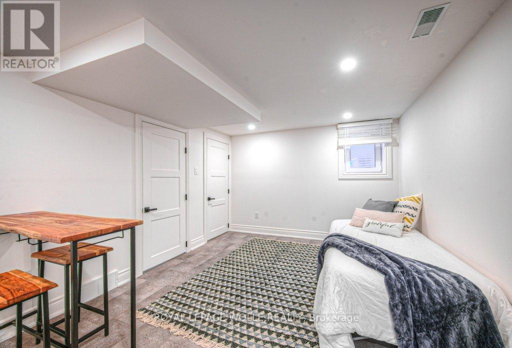 












30 DUNBAR ROAD S

,
Waterloo,




Ontario
N2L2E3

