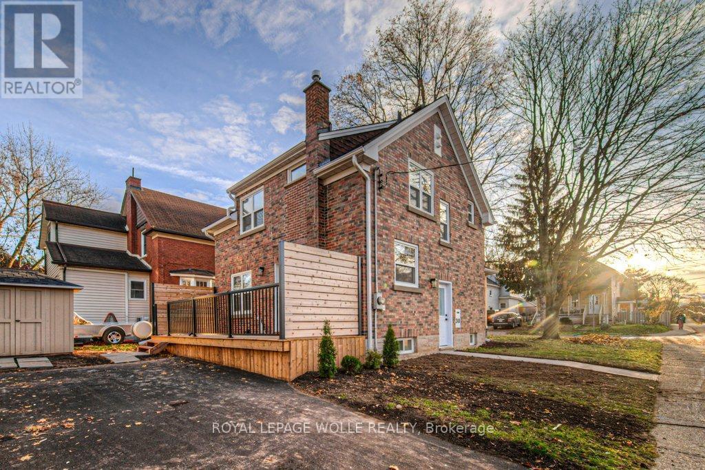 












30 DUNBAR ROAD S

,
Waterloo,




Ontario
N2L2E3

