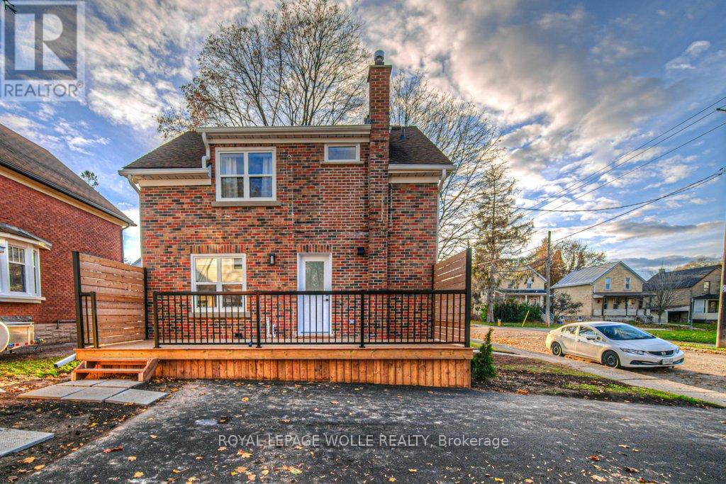 












30 DUNBAR ROAD S

,
Waterloo,




Ontario
N2L2E3

