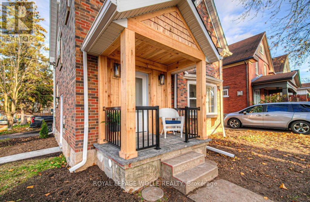 












30 DUNBAR ROAD S

,
Waterloo,




Ontario
N2L2E3

