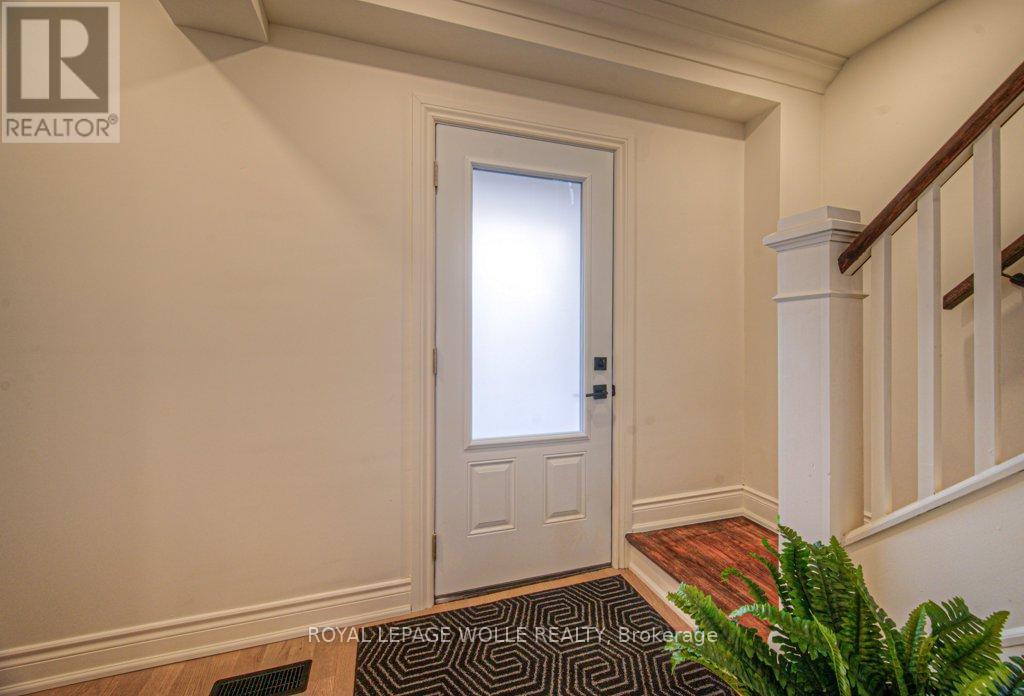 












30 DUNBAR ROAD S

,
Waterloo,




Ontario
N2L2E3

