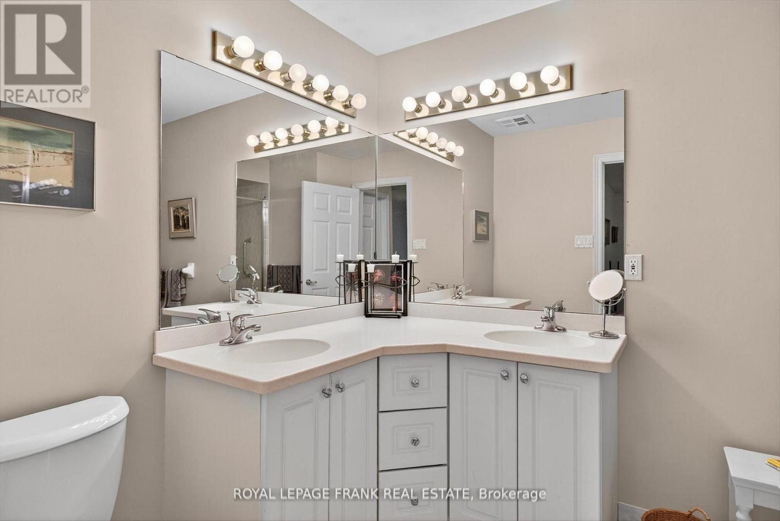 












8 - 1121 ARMOUR ROAD

,
Peterborough (Ashburnham Ward 4),




Ontario
K9H7N8

