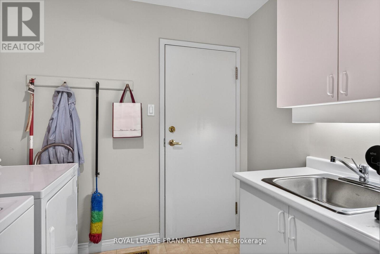 












8 - 1121 ARMOUR ROAD

,
Peterborough (Ashburnham Ward 4),




Ontario
K9H7N8

