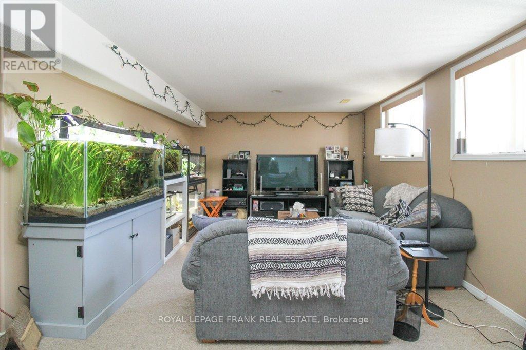 












416 ABOUND CRESCENT

,
Peterborough (Ashburnham Ward 4),




Ontario
K9J8S2

