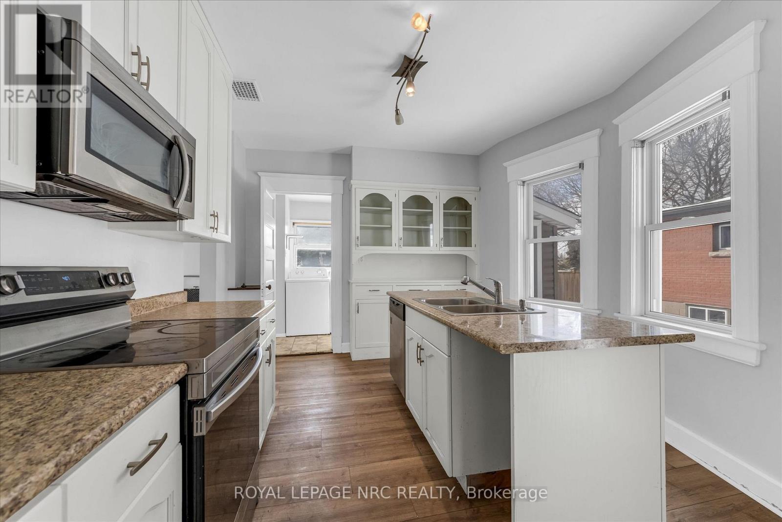 












4878 STAMFORD STREET

,
Niagara Falls (Cherrywood),




Ontario
L2E1M1

