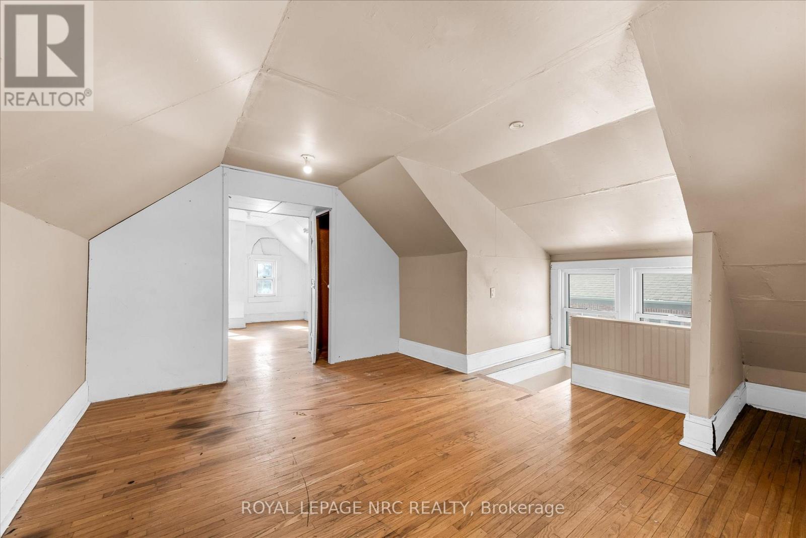 












4878 STAMFORD STREET

,
Niagara Falls (Cherrywood),




Ontario
L2E1M1

