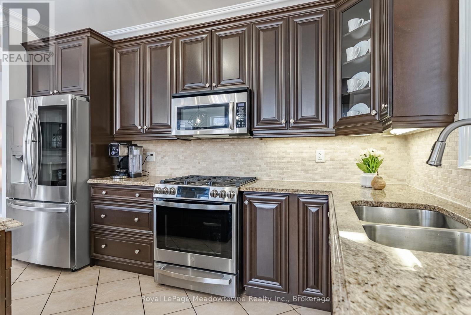 












400 MICKEY COURT

,
Milton (SC Scott),




Ontario
L9T7N8

