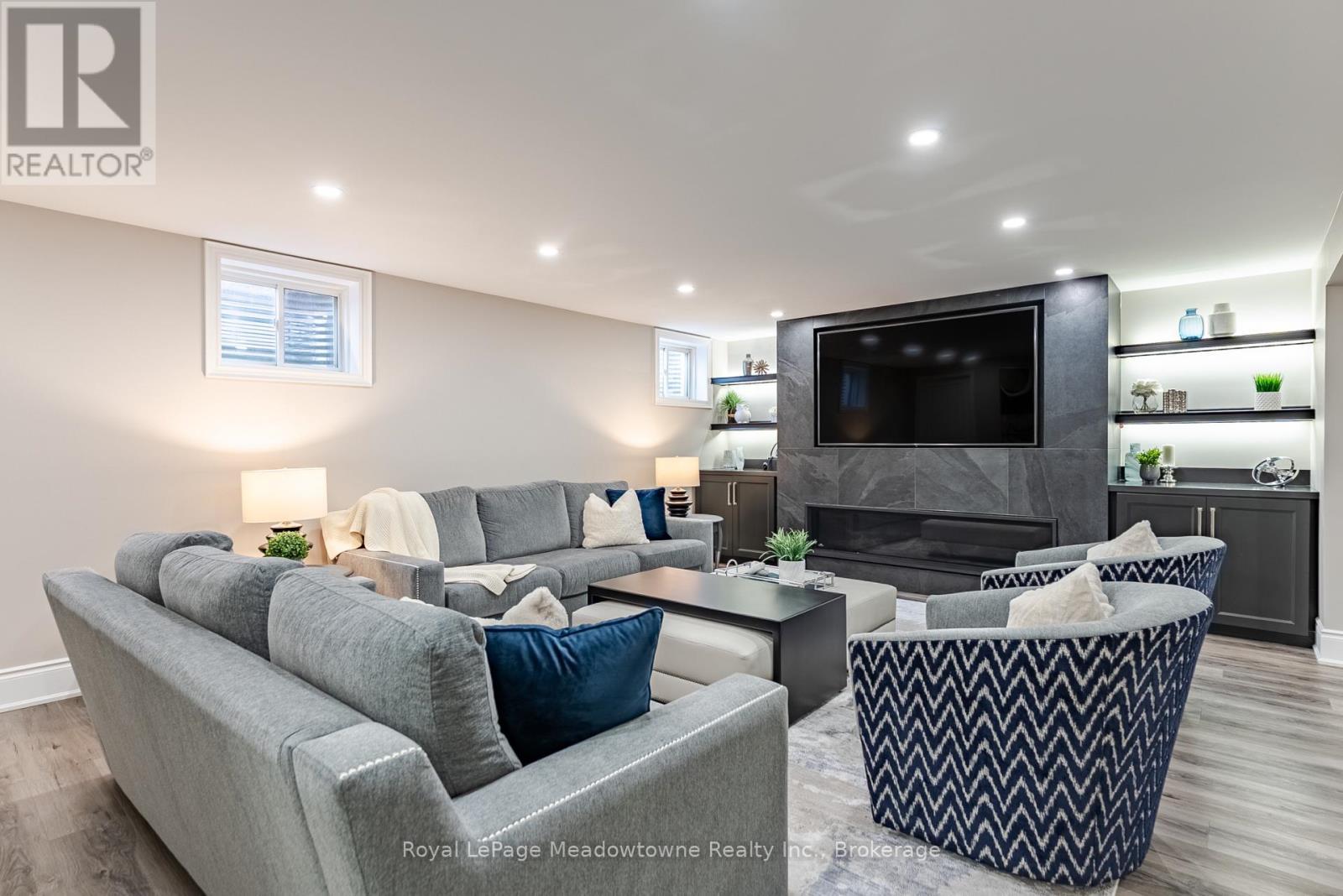 












400 MICKEY COURT

,
Milton (SC Scott),




Ontario
L9T7N8

