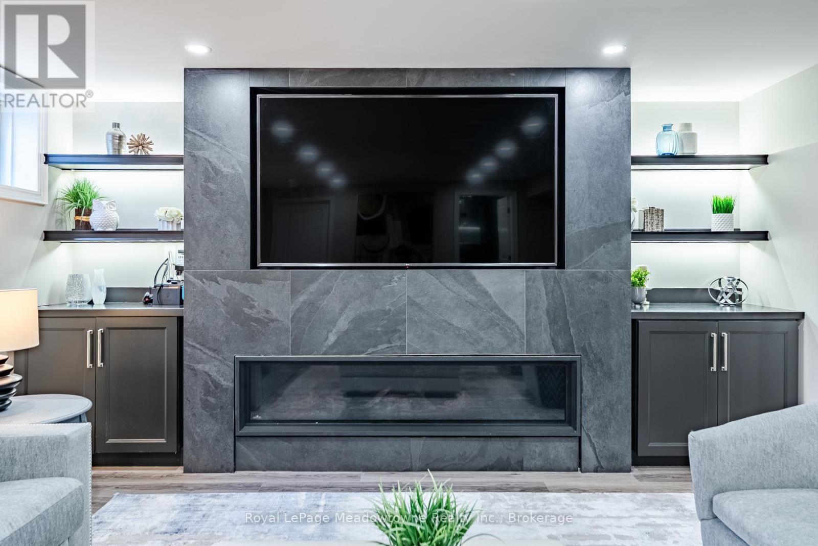 












400 MICKEY COURT

,
Milton (SC Scott),




Ontario
L9T7N8

