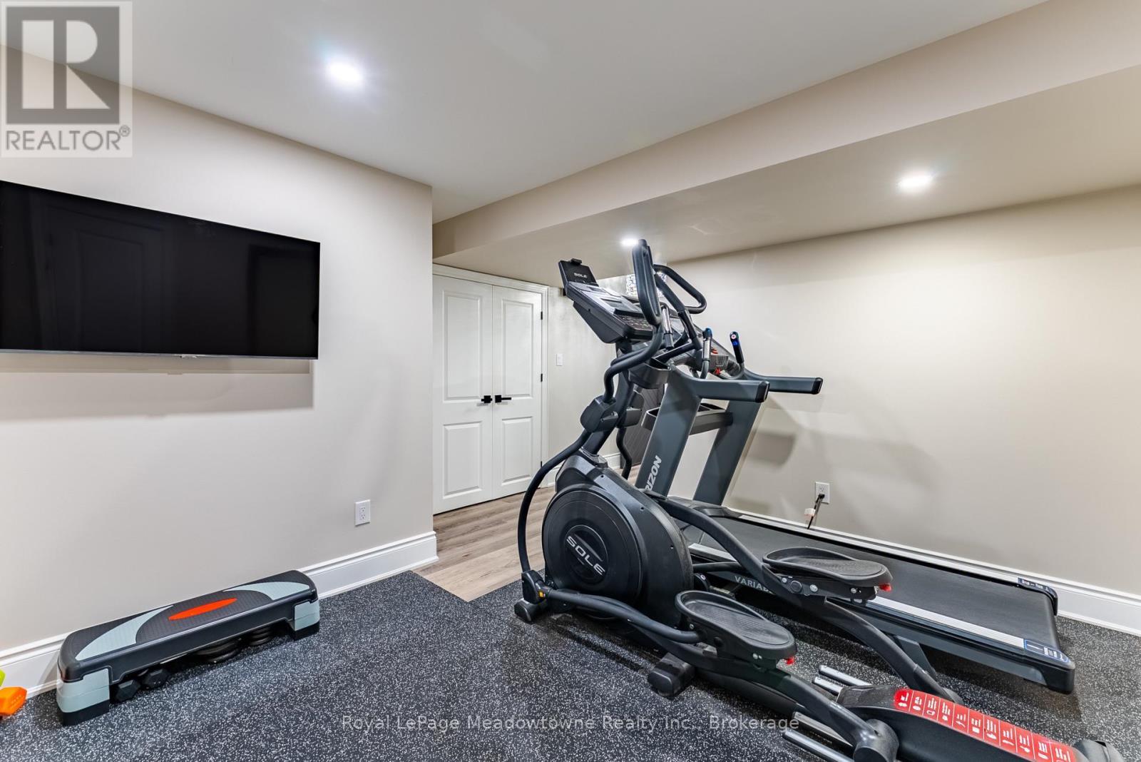 












400 MICKEY COURT

,
Milton (SC Scott),




Ontario
L9T7N8

