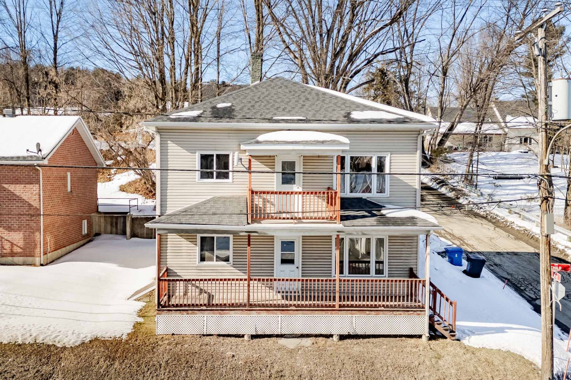 









864

 - 864A


Rue Child

,
Coaticook,




QC
J1A2C6

