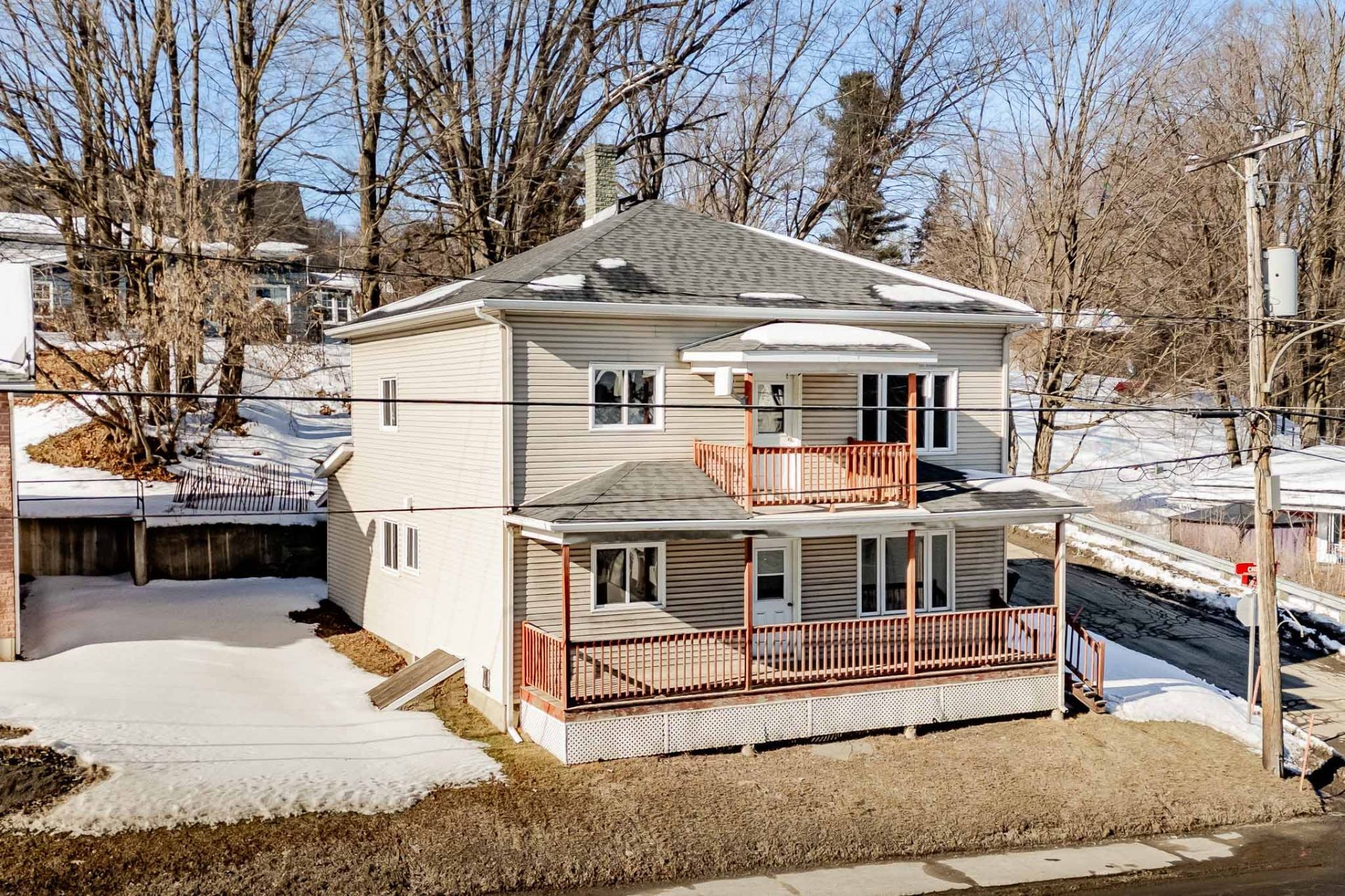 









864

 - 864A


Rue Child

,
Coaticook,




QC
J1A2C6

