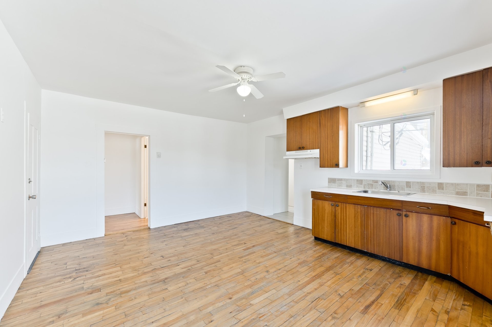 









864

 - 864A


Rue Child

,
Coaticook,




QC
J1A2C6

