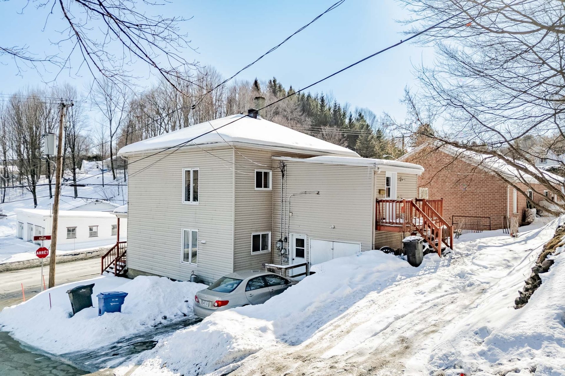 









864

 - 864A


Rue Child

,
Coaticook,




QC
J1A2C6

