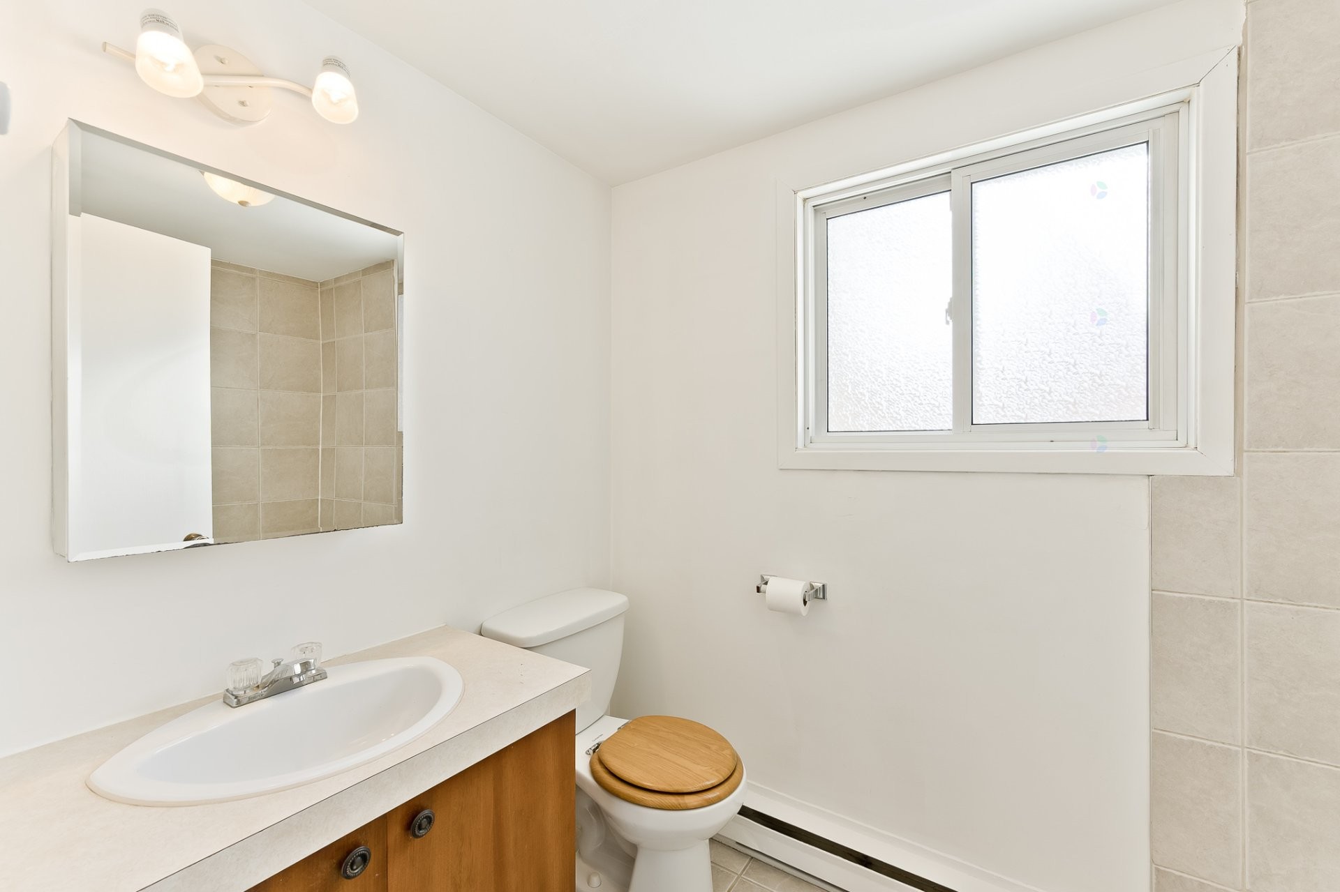 









864

 - 864A


Rue Child

,
Coaticook,




QC
J1A2C6

