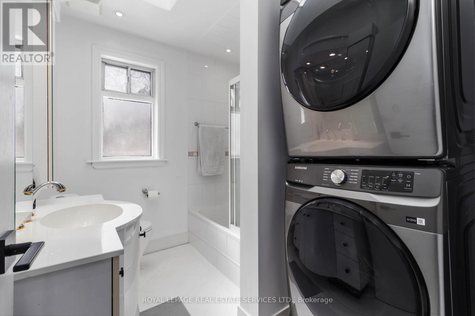 












MAIN - 2046 REDAN DRIVE

,
Mississauga,




Ontario
L4Y1N8

