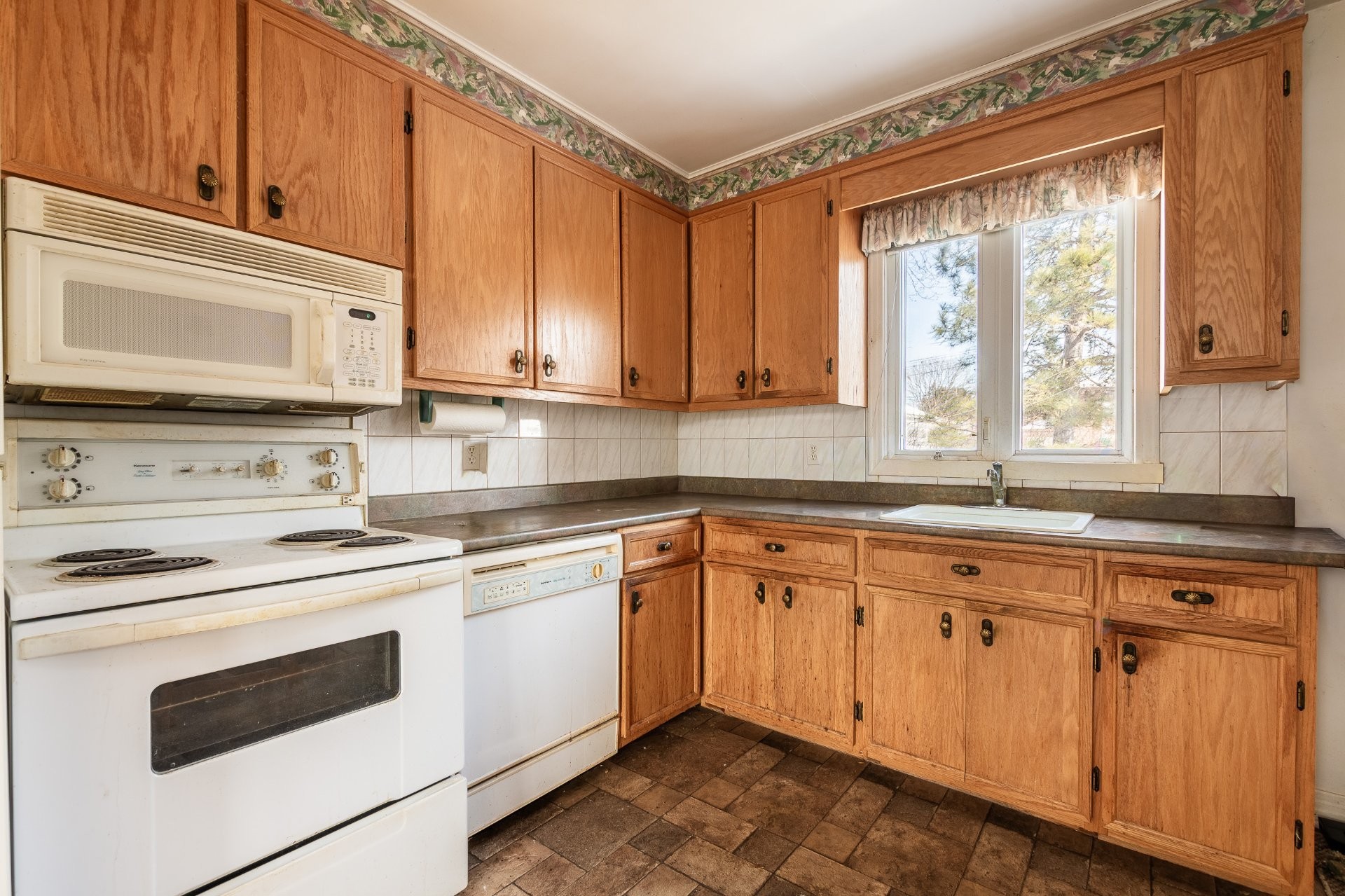 









11027


Av. Racette

,
Montréal (Montréal-Nord),




QC
H3N2Z3

