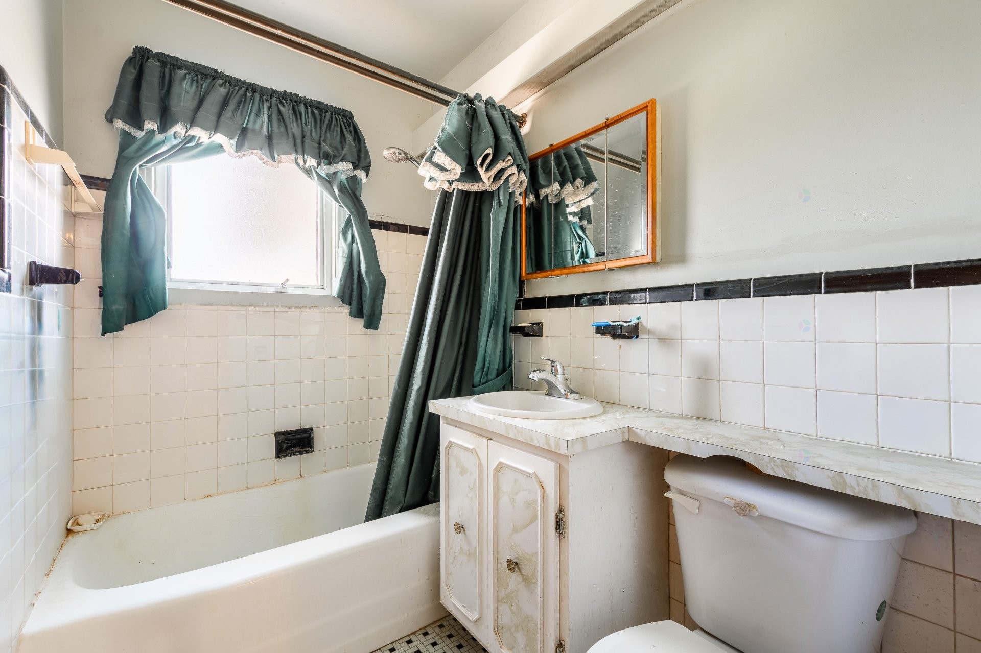 









11027


Av. Racette

,
Montréal (Montréal-Nord),




QC
H3N2Z3

