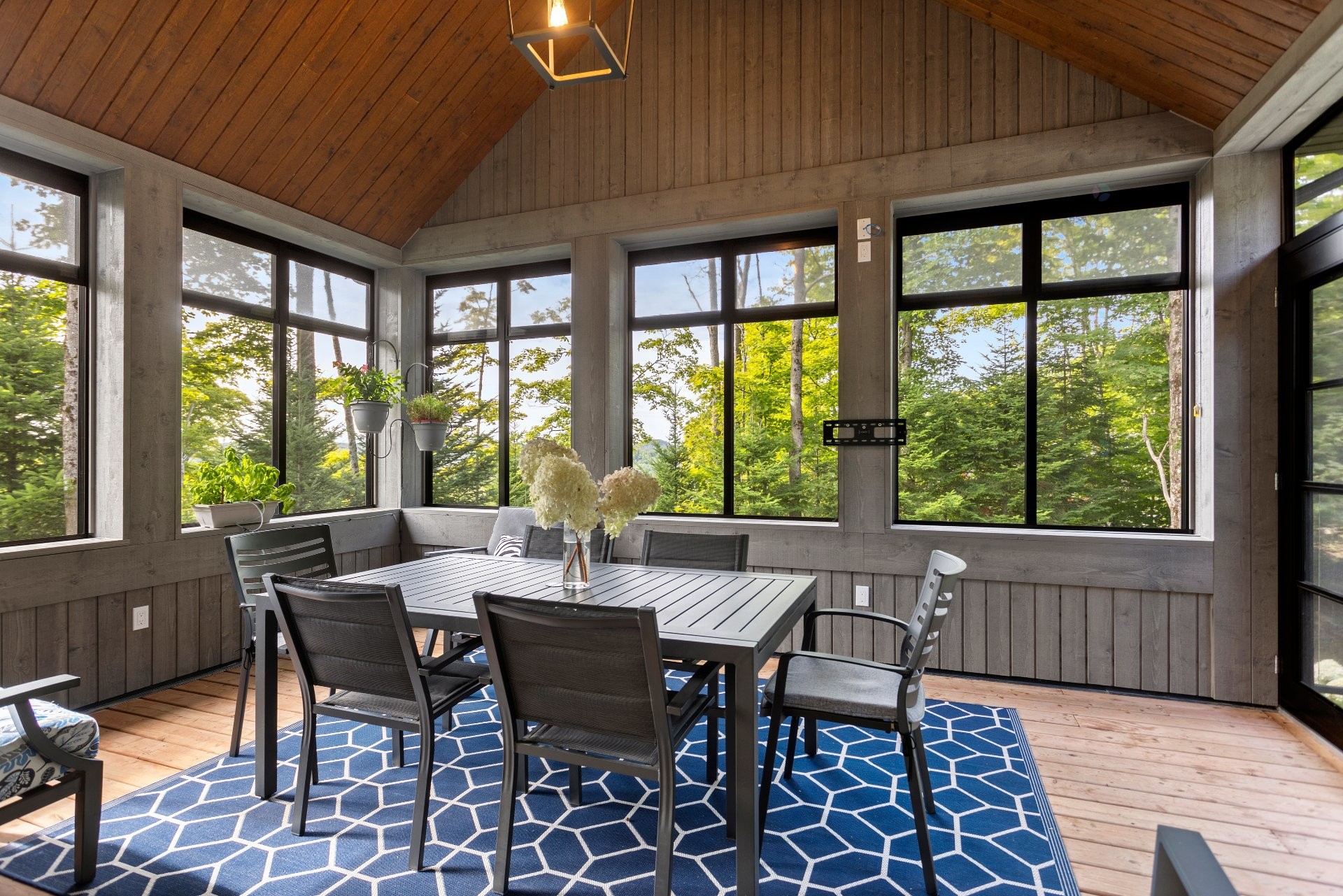 









443


Ch. de l'Héritage

,
Saint-Sauveur,




QC
J0R1R4

