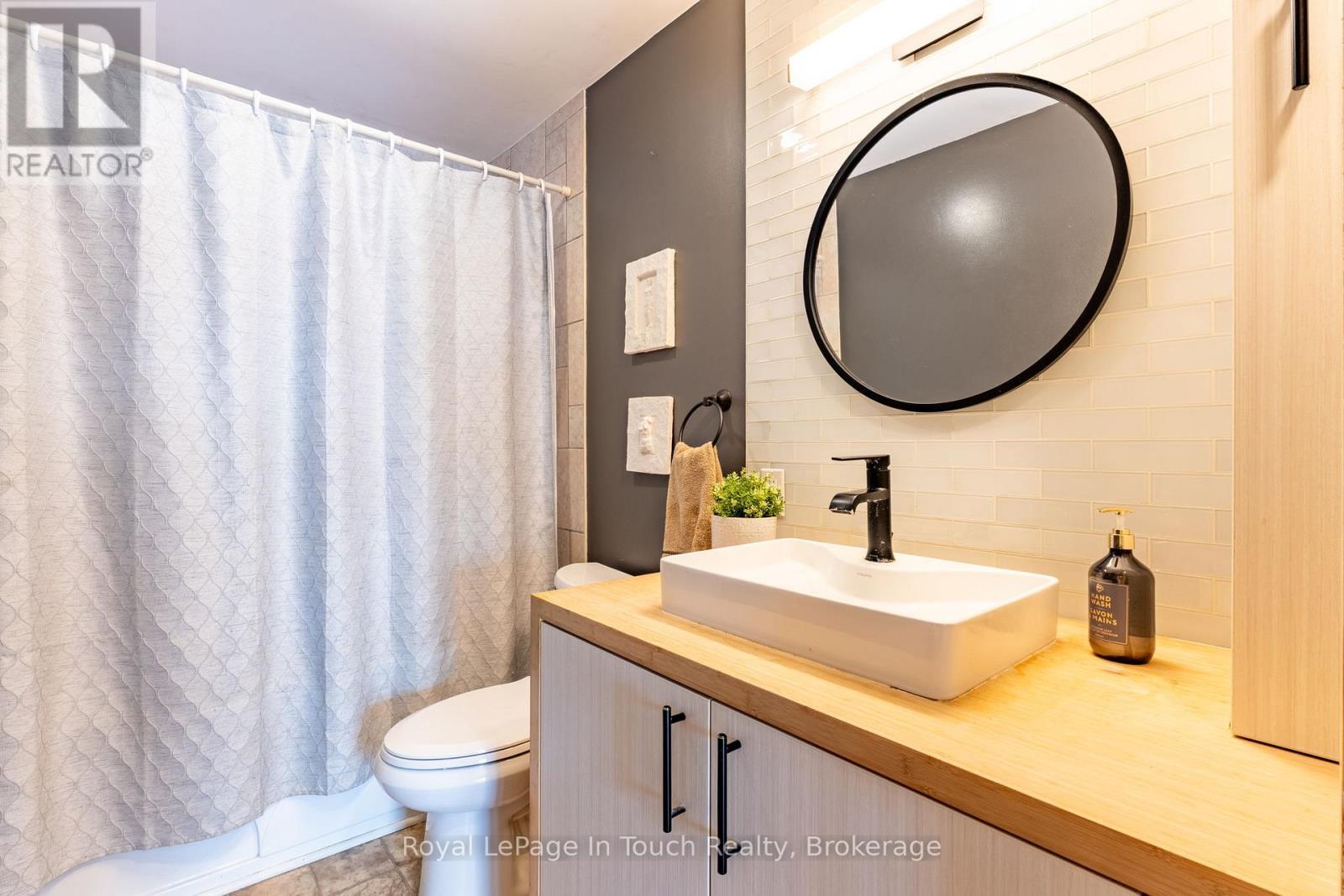 












727 VICTORIA STREET

,
Midland,




Ontario
L4R1B2

