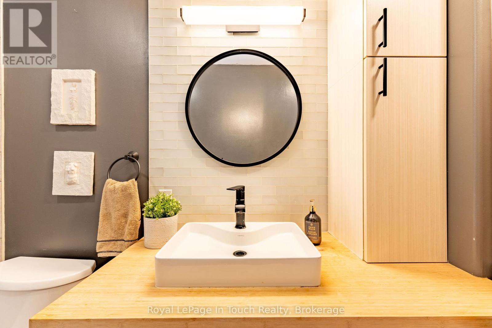 












727 VICTORIA STREET

,
Midland,




Ontario
L4R1B2

