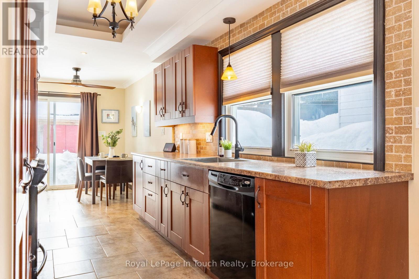 












727 VICTORIA STREET

,
Midland,




Ontario
L4R1B2

