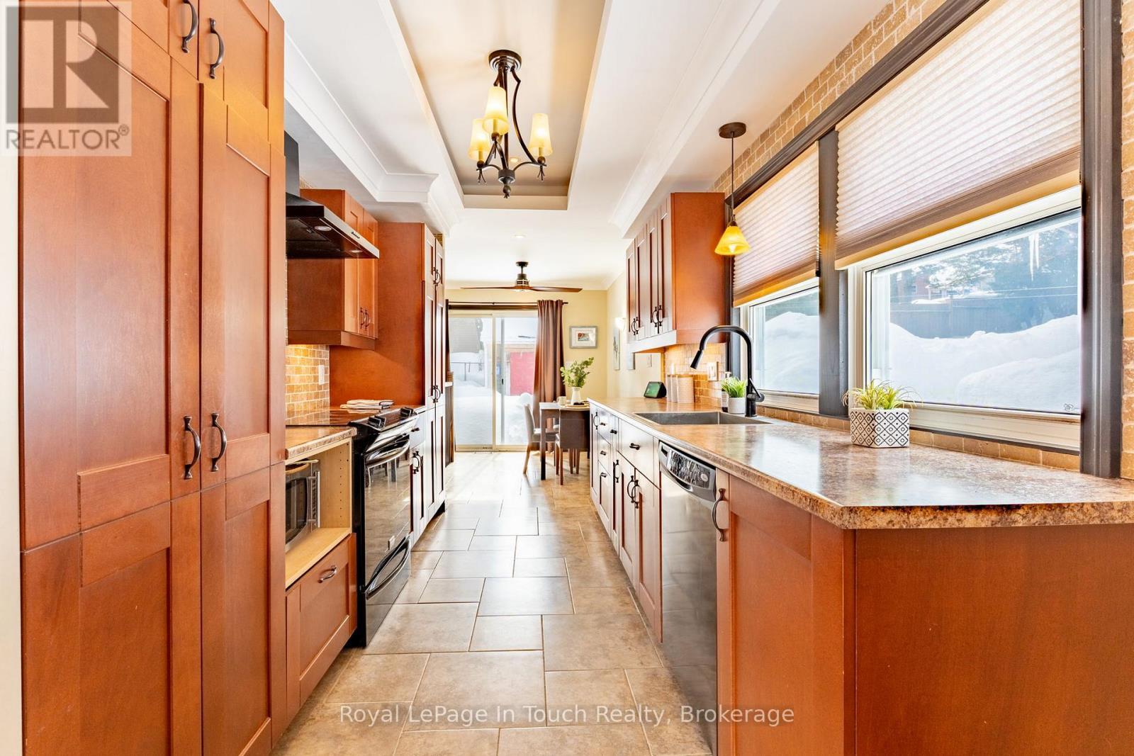 












727 VICTORIA STREET

,
Midland,




Ontario
L4R1B2

