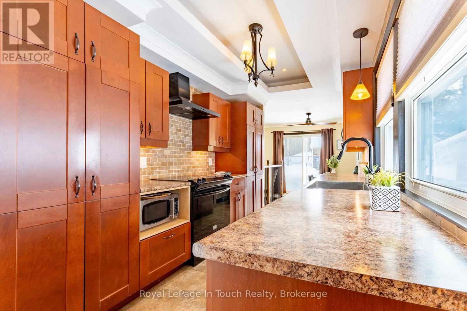 












727 VICTORIA STREET

,
Midland,




Ontario
L4R1B2

