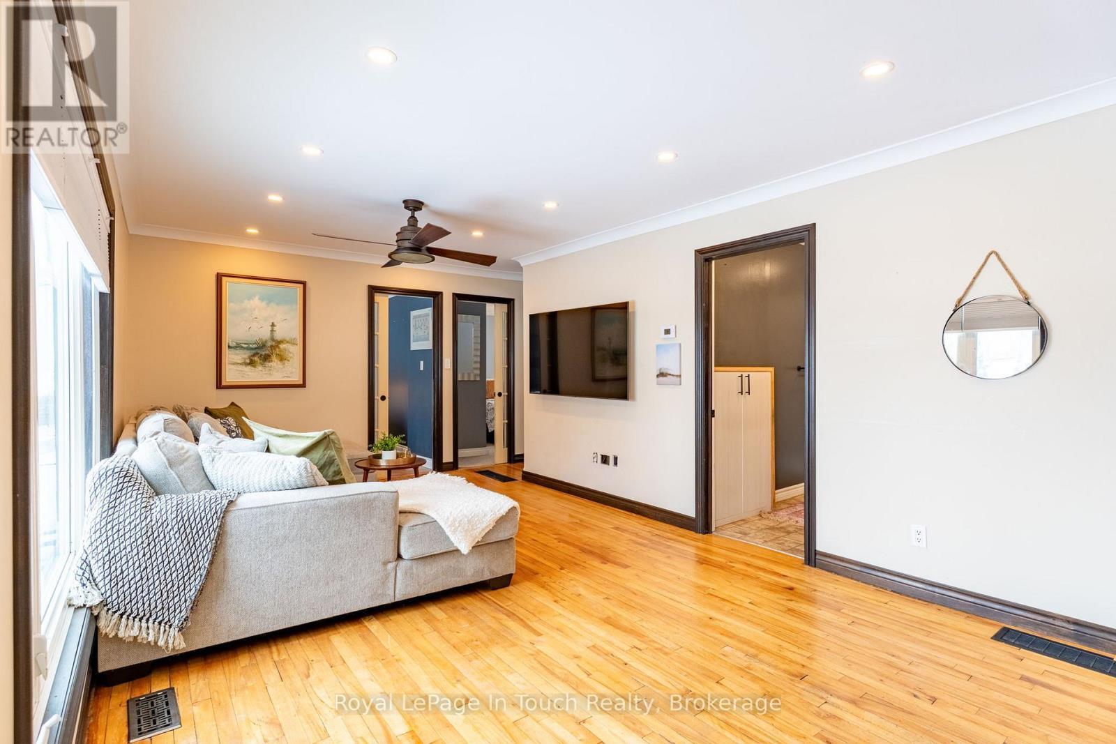 












727 VICTORIA STREET

,
Midland,




Ontario
L4R1B2

