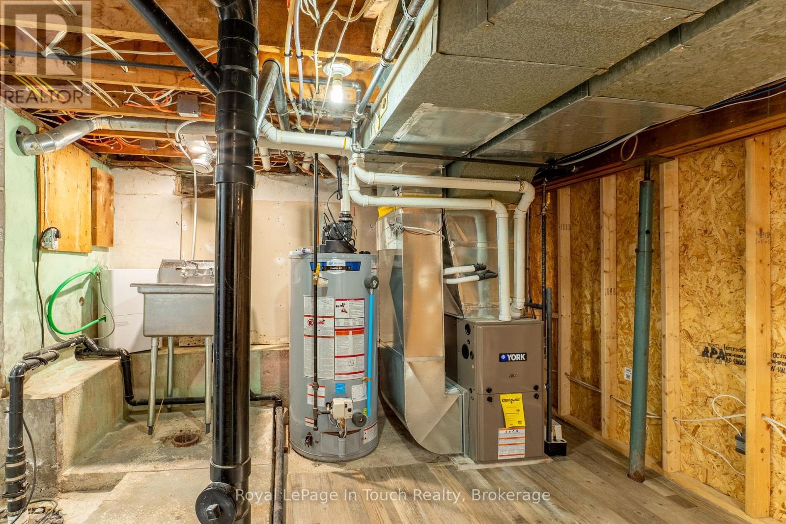 












727 VICTORIA STREET

,
Midland,




Ontario
L4R1B2

