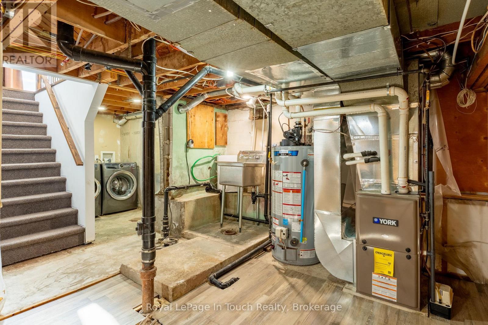 












727 VICTORIA STREET

,
Midland,




Ontario
L4R1B2

