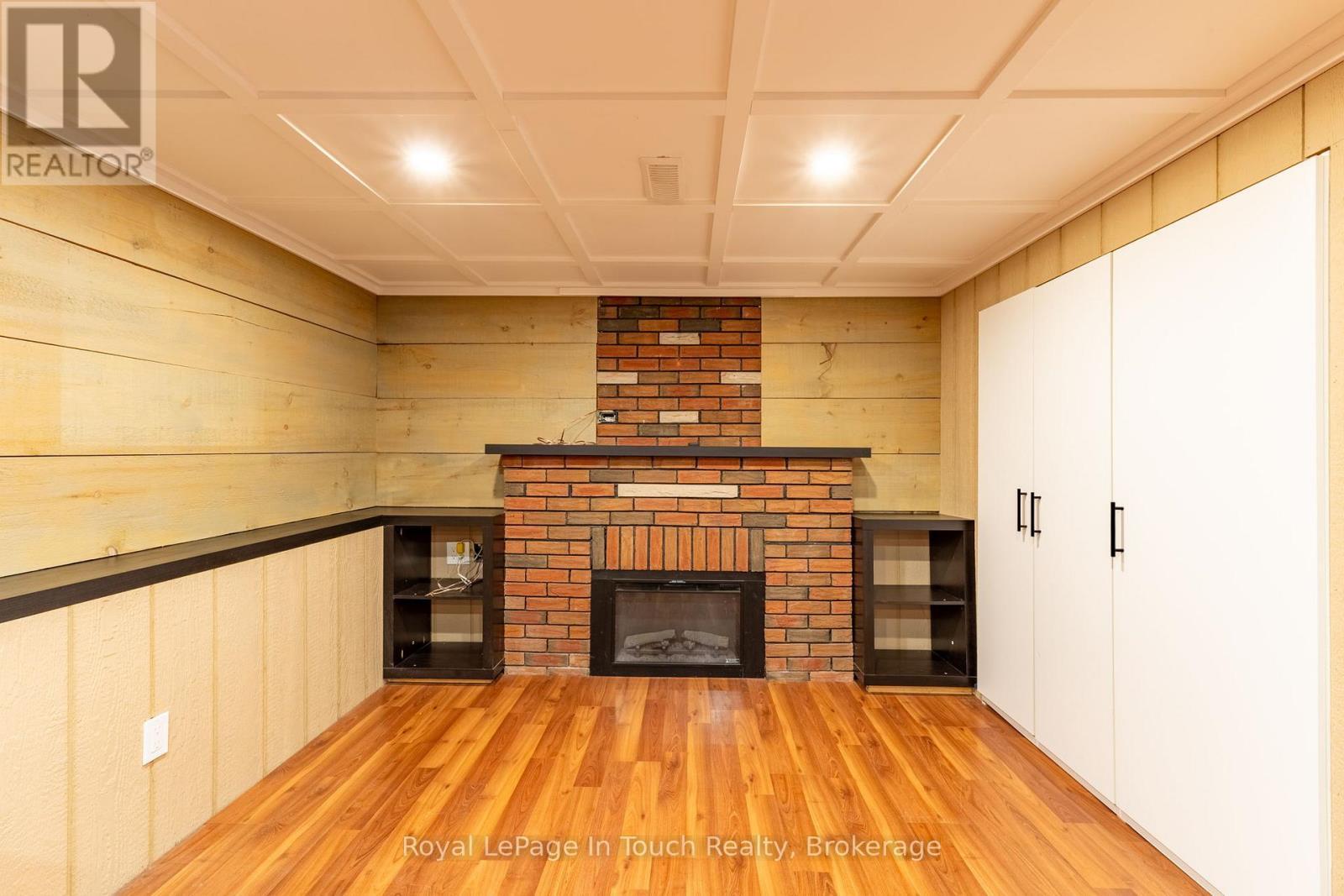 












727 VICTORIA STREET

,
Midland,




Ontario
L4R1B2

